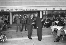837421 Afbeelding van de opening van het nieuwe N.S.-station Rotterdam C.S. te Rotterdam, met president-directeur dr. ...